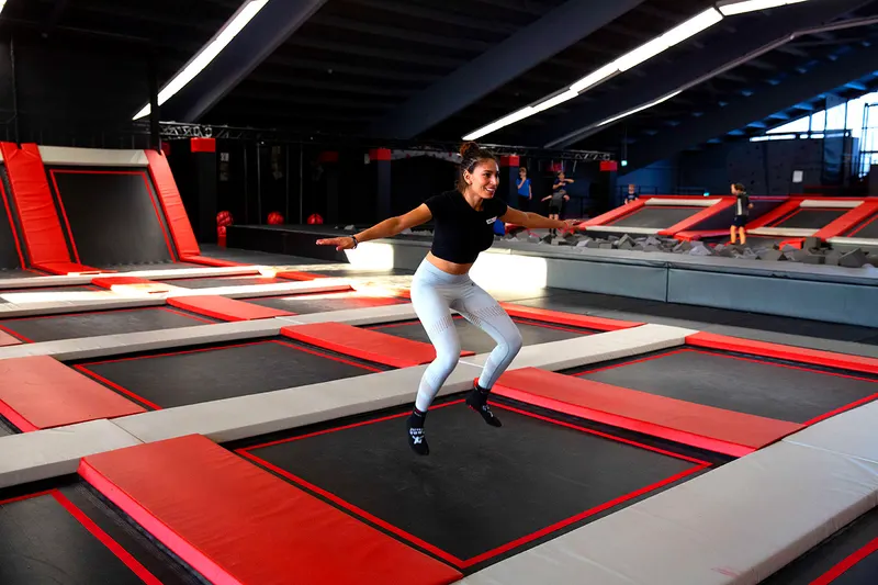 Trampolinbereich im JUMPTOWN Augsburg mit springender Person