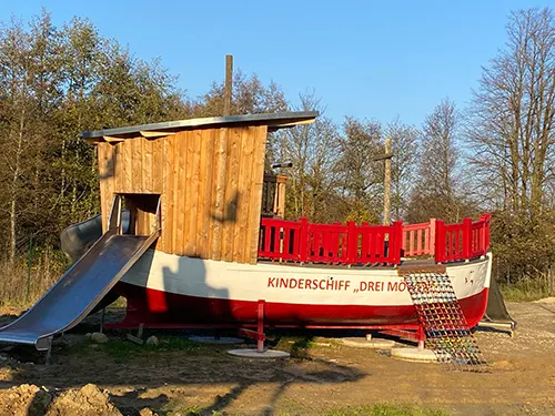 Spielschiff auf dem Gelände der Sommerrodelbahn Bad Doberan.