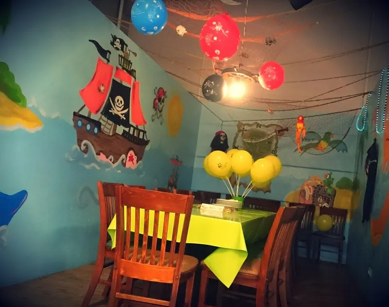 Bunter Partyraum im Bambooland Berlin Spandau.