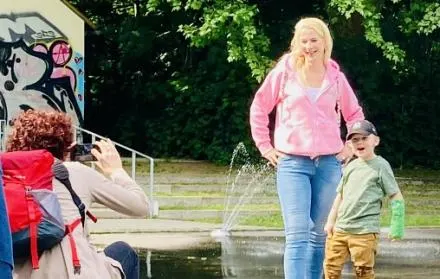 Plansche im Park am Weißen See mit Besucherinnen und Besuchern