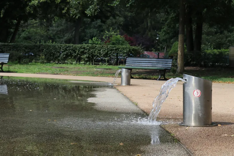 Wasserfontäne der Plansche im Schillerpark, Berlin.