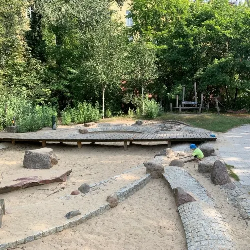 Spielgerät auf dem kleinen Spielplatz Alt-Stralau 50