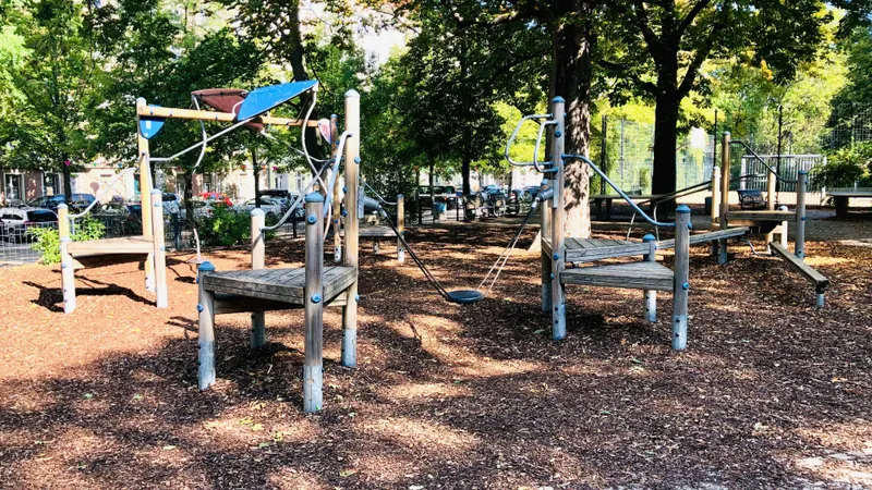 Balancierparcours auf dem Spielplatz Arnswalder Platz
