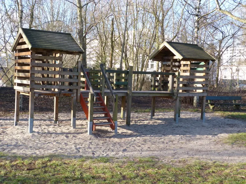 Holztürme und Sandspielbereich im Freizeitpark Lübars