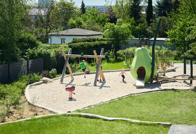 Birnenförmiger Spielbereich auf dem Spielplatz Obstsalat