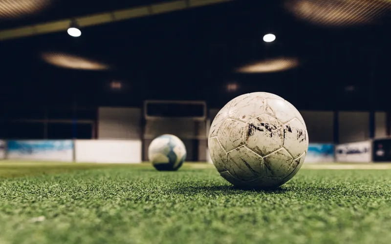 Fußball auf Kunstrasen im Hallenfußballcenter