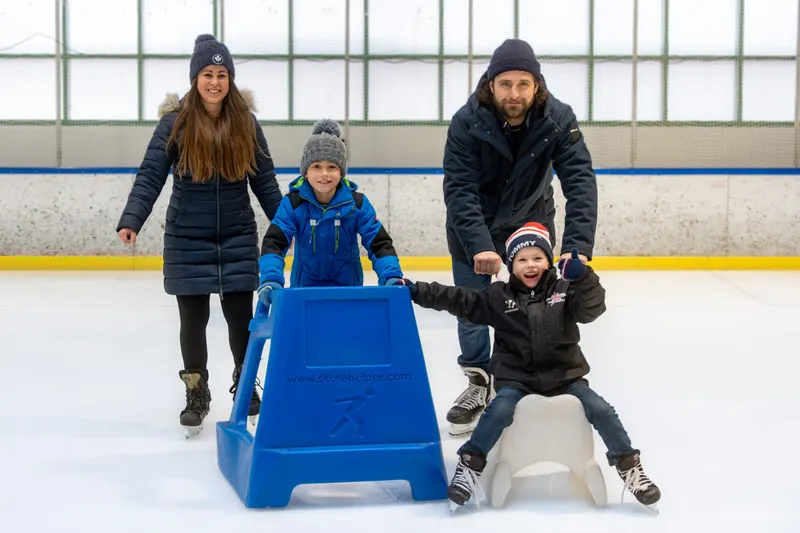 Familien fahren Schlittschuh auf der Eisfläche im Paradice Bremen.
