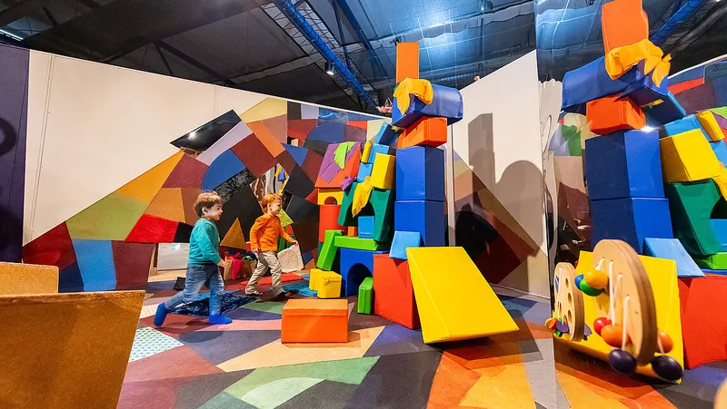 Kinder spielen im interaktiven WELTENKINDER-Bereich des mondo mio!.