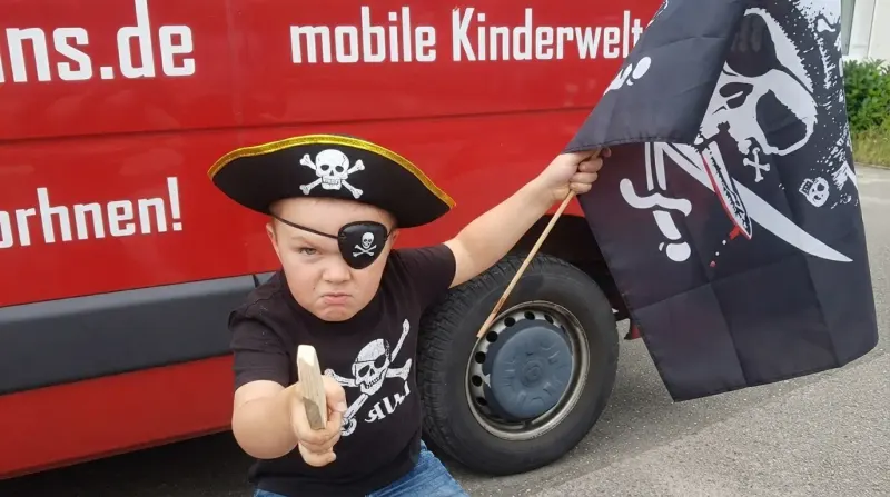 Kinder feiern eine Piratenparty am Basti-Bus.