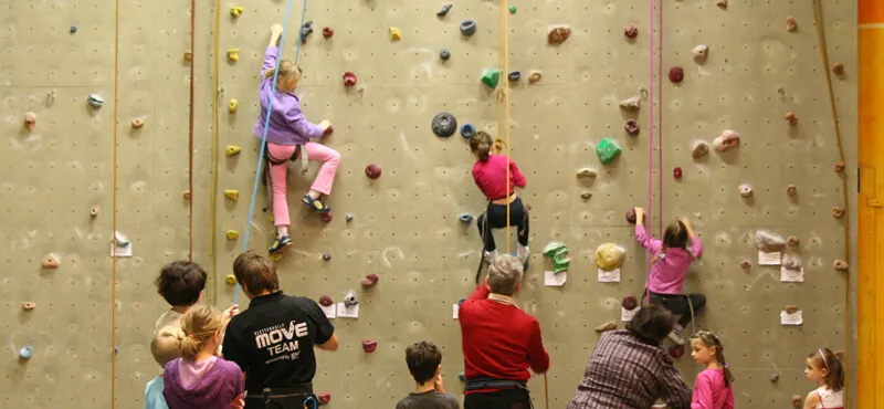 Kinder klettern in der Move Kletterhalle.