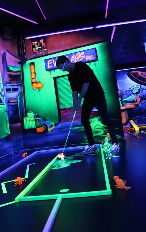 Schwarzlicht-Minigolf bei Schwarzlichthelden Frankfurt