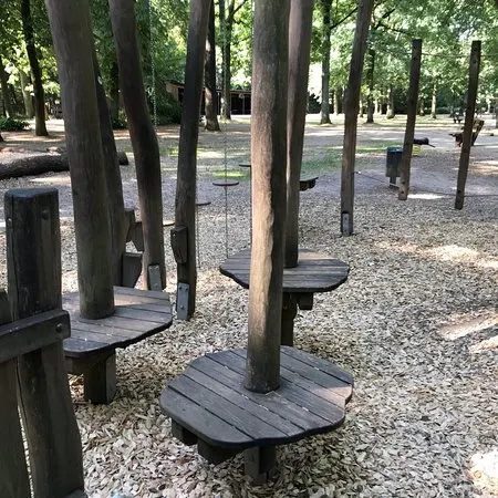 Holz-Kletter- und Balancierparcours im Heinrich-Kraft-Park