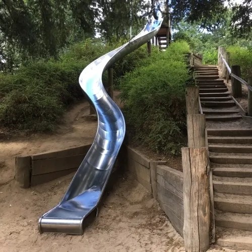 Rutsche mit Treppe im Waldspielpark Schwanheim
