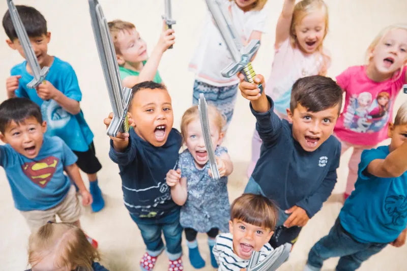 Kinder spielen im Inplaysia Indoorspielplatz.