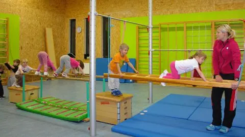 Kinder bewegen sich im Bewegungsparcours der KinderTurnBar Leipzig.