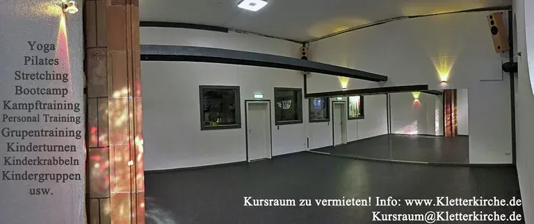 Innenansicht des Kletter- und Bewegungsraums in der Kletterkirche Mönchengladbach.