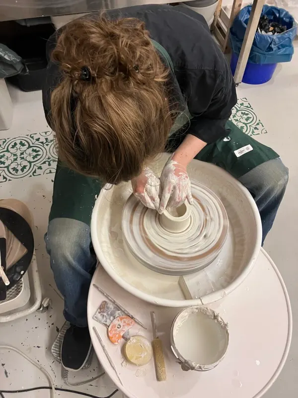 Töpferaktivität in der AtelierWerkstatt MachWerk