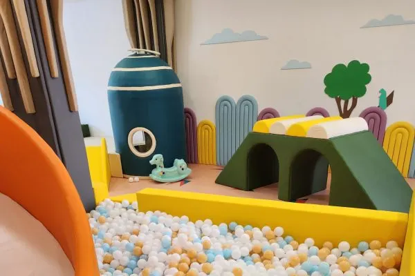Bunter Indoor-Spielbereich im Kinderzimmer Hansastraße