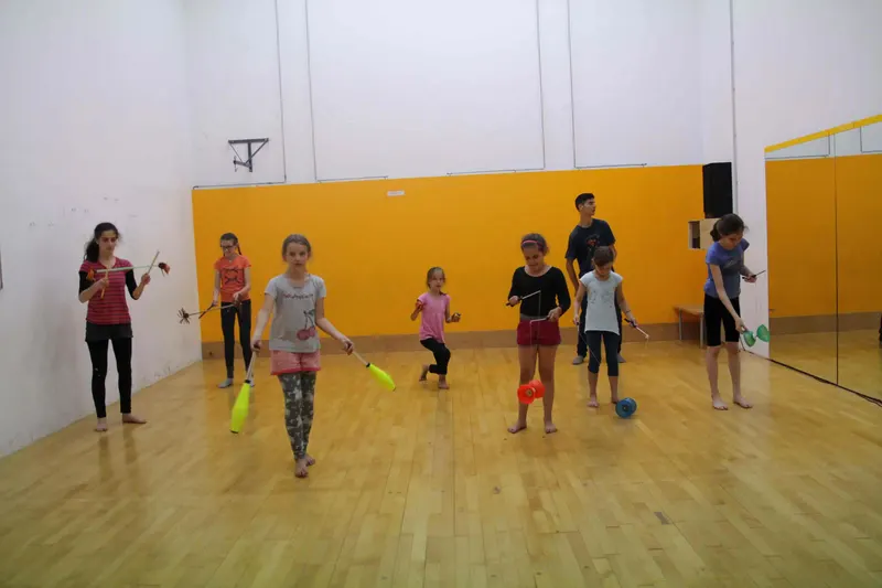 Kinder beim Jonglieren in der Zirkusfabrik Kulturarena