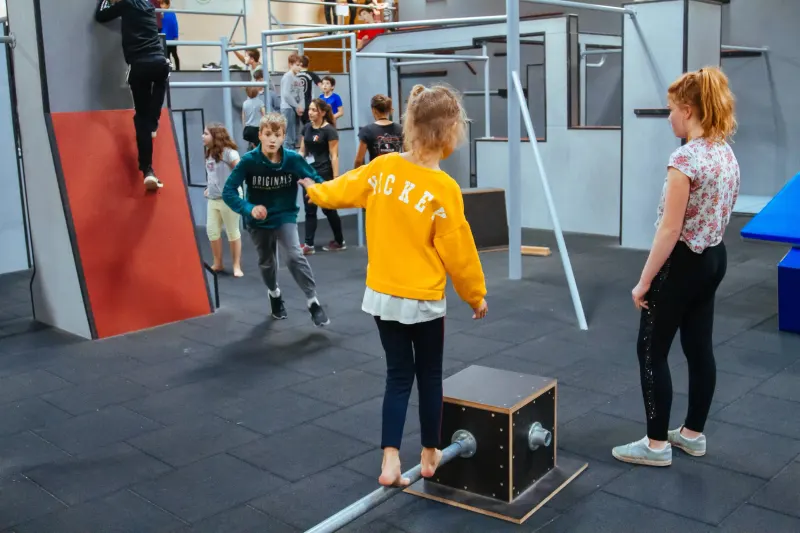 Kinder beim Parkour-Geburtstag in der Adventure Movements Parkour-Halle